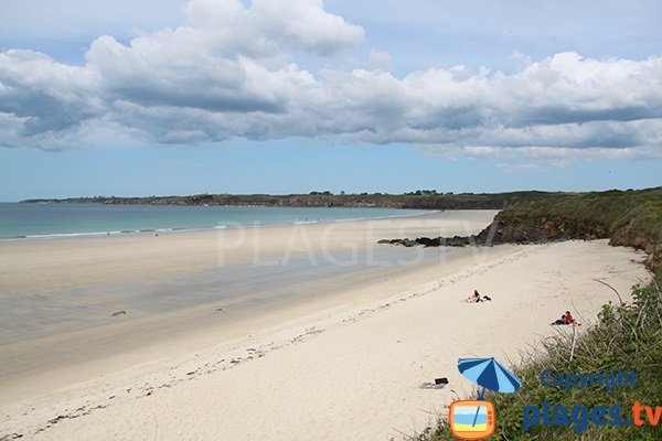 Belle plage de sable au Conquet en Bretagne