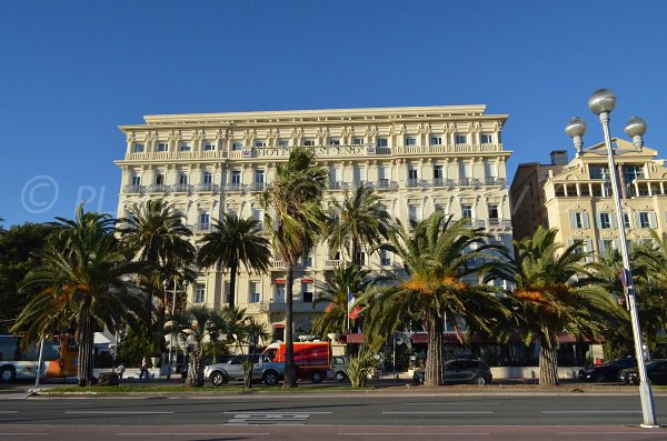 Hotel West End in front of Blue Beach in Nice