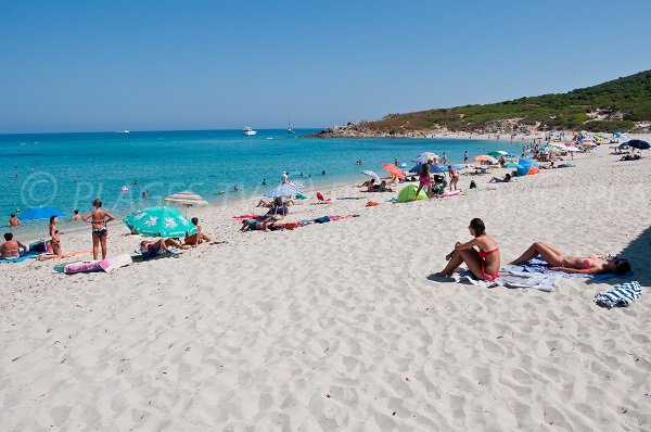 Plage avec une eau turquoise proche d'Ile Rousse