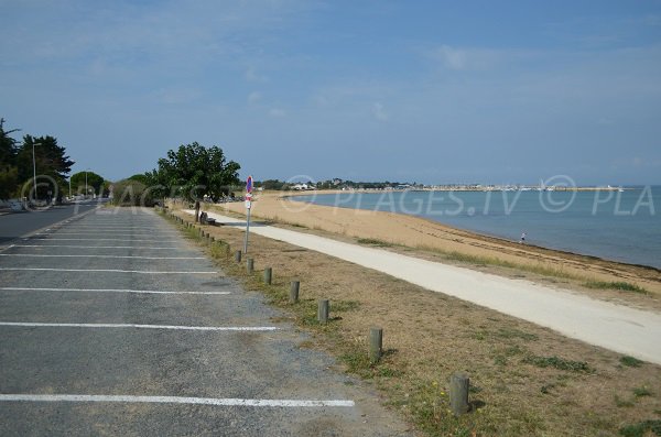 Parking le long de la plage de la Boirie