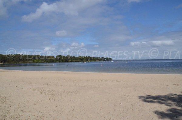 Plage à Carcans avec vue sur la pointe de Bombannes