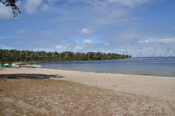 Pedalos sur la plage du lac de Carcans