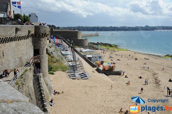 Strand neben den Stadtmauern von St Malo