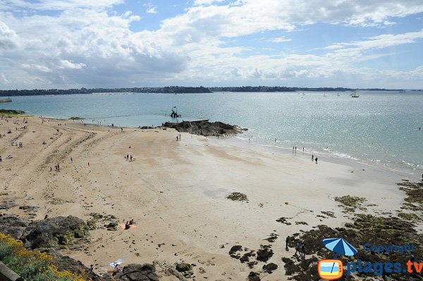 Plage de Bon Secours avec vue sur la baie de Dinard