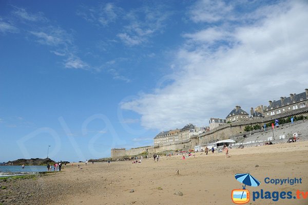 Plage à proximité de la vieille ville de Saint Malo