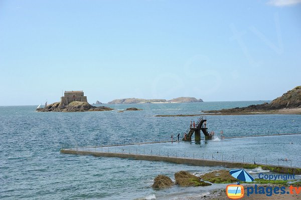 Plage de Bon Secours avec vue sur le fort du Petit Bé