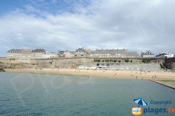 Altstadt von St Malo mit seinem Strand Bon Secours