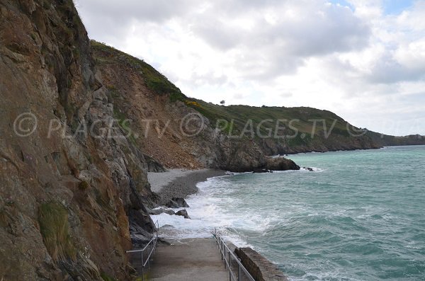 Plage de Bonaparte à marée haute en Bretagne