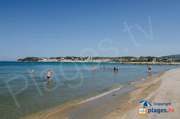 Marche dans l'eau sur la plage de Bonnegrace