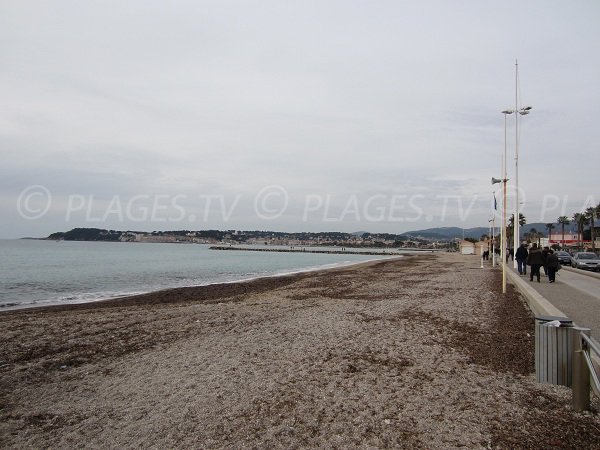 passeggiata lungo la spiaggia di Six Fours