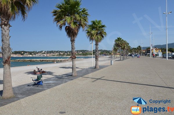 Promenade piétonne le long de la plage de Bonnegrace - Six Fours