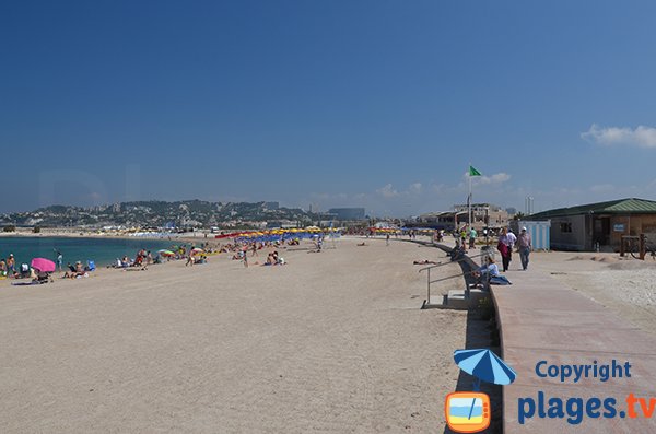 Promenade le long de la plage de Marseille du Prado