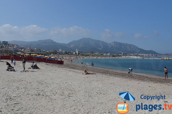 Plage du Prado avec vue sur le massif des Calanques