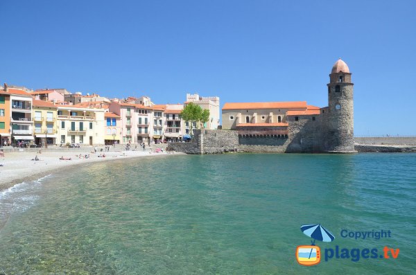 Plage de Boramar à Collioure avec l'église Notre Dame des Anges