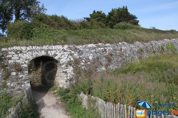 Murailles sur la plage de Bordardoué au Palais à Belle Ile