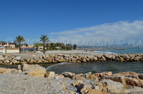 Confine tra la spiaggia di Bocche du Loup e la spiaggia della batteria