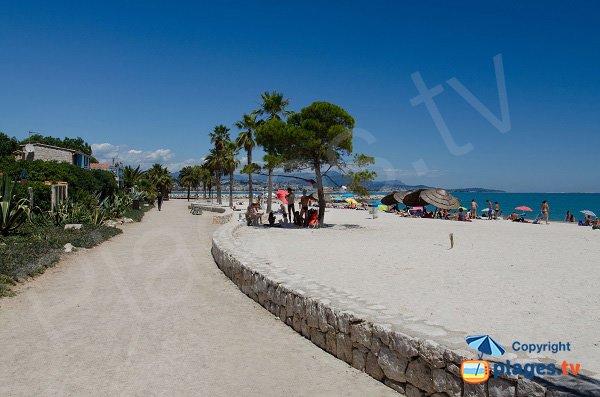 Passeggiata lungo la spiaggia di sabbia di Villeneuve-Loubet