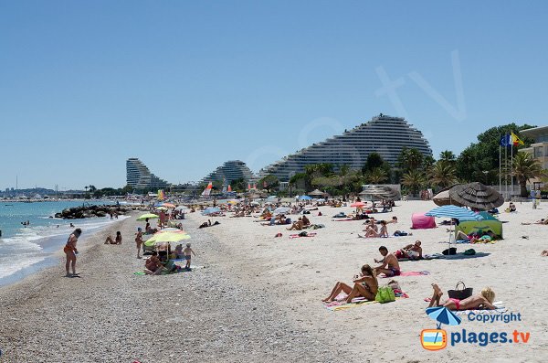 Extrémité de la plage des Bouches du Loup avec vue sur les Marinas