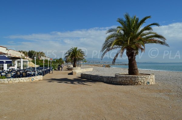 Plage des Bouches du Loup de Villeneuve-Loubet avec vue sur les restaurants