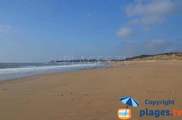 Photo de la plage au niveau du centre nautique de Longeville sur Mer