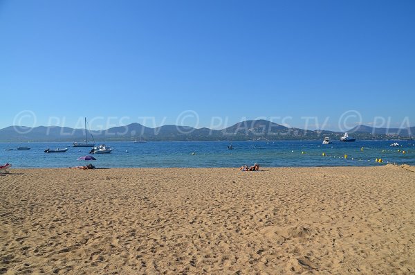 Blick auf Sainte Maxime vom Strand Bouillabaisse aus