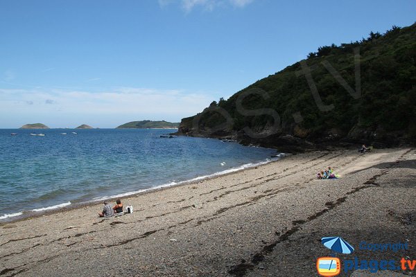 Plage de Boulgueff de Paimpol avec vue sur ilots de Mez-Goëlo