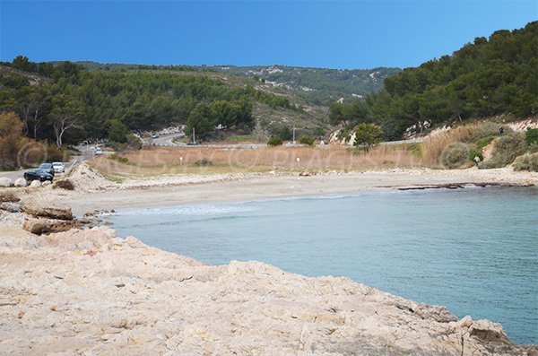 Vue sur la plage de l'Anse de Bourmandariel à Martigues