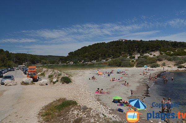 Plage de galets dans l'anse de Bourmandariel - La Couronne