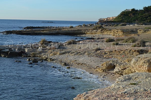 Plage de galets dans l'anse de Bourmandariel à La Couronne