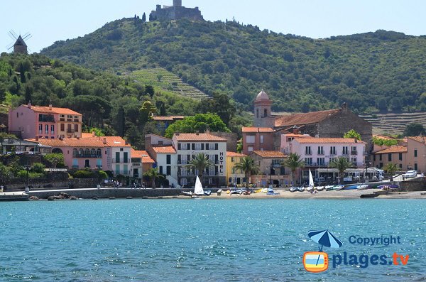 Strand von La Boutigue mit dem kleinen Hafen von Collioure