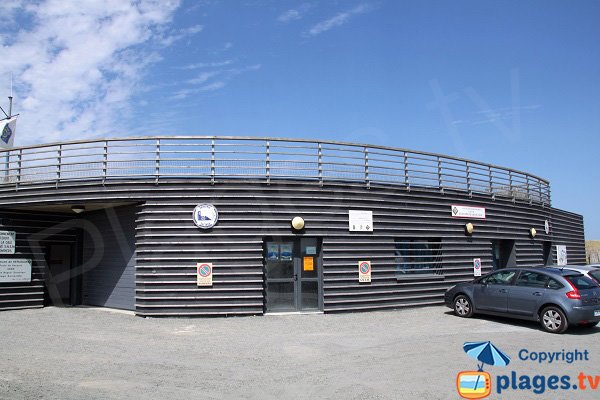 Lifeguard station and nautical center in Kerlouan