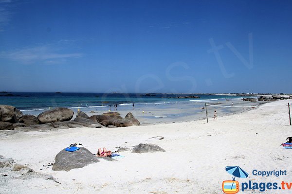 Belle plage de sable blanc à Kerlouan