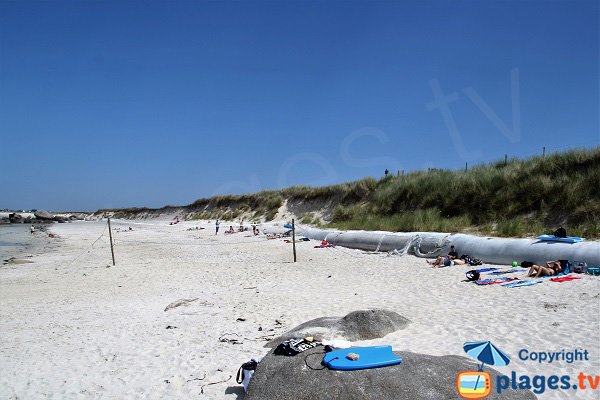 Plage avec des dunes à Kerlouan - Boutrouilles