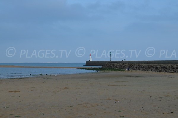 Beach near the entrance of the Boyardville Port