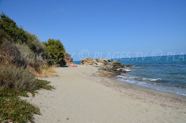 Rochers sur la plage de Bravone en Corse