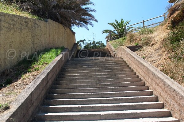 Accès à la plage de Bravone en Corse