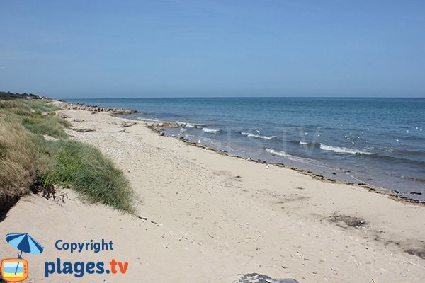 Photo of Brèche le Bisson beach in Graye sur Mer