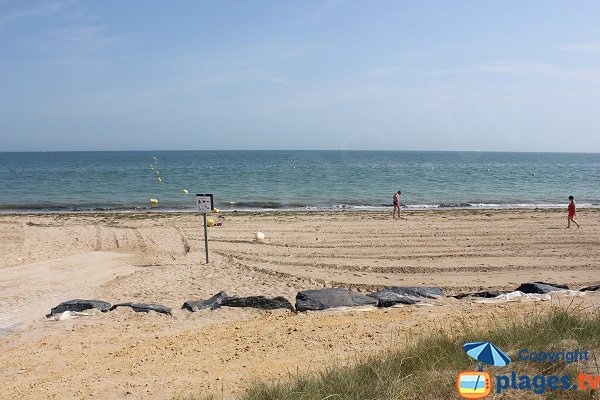 Cale de mise à l'eau sur la plage de Graye sur Mer