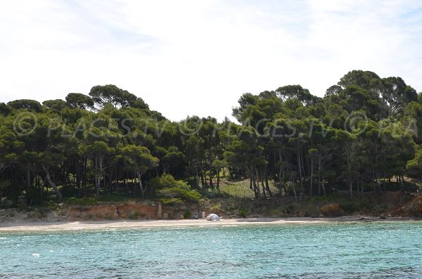 Extrémité de la plage de Brégançon dans le Var