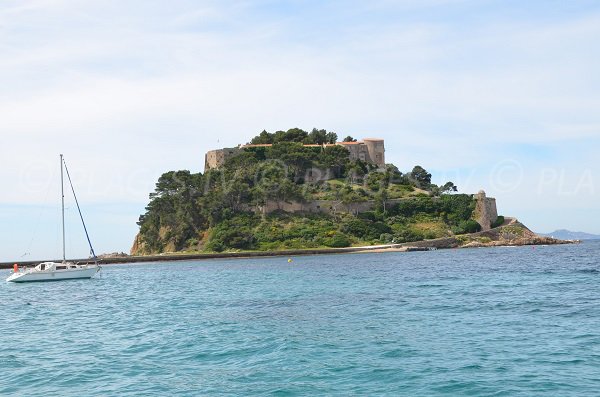 Fort de Brégançon vue depuis la plage