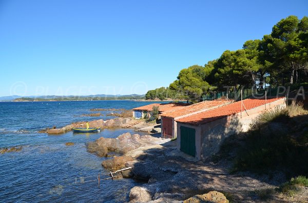 Abris à bateaux sur la plage de Brégançon à Bormes les Mimosas