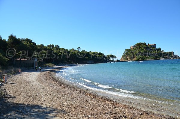 Vue sur le fort de Brégançon depuis la plage de Bormes