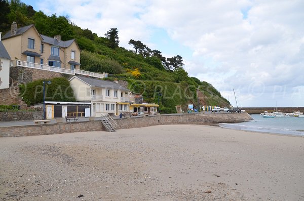 Maisons à côté de la plage du Bréhec à Plouha