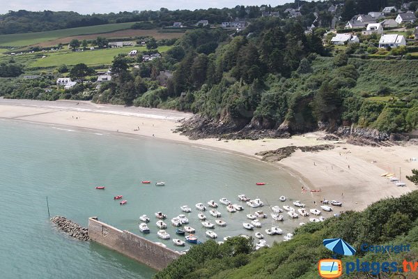 Vue générale de la plage du Bréhec à Plouha