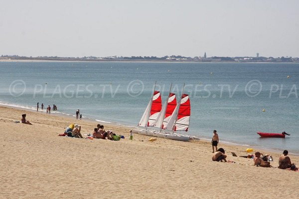 Plage de sable dans le centre ville de La Turballe