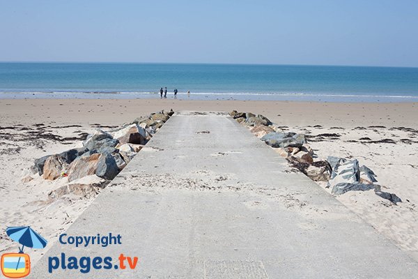 Cale de mise à l'eau sur la plage de Bretteville-sur-Ay