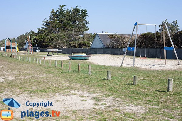 Jeux pour les enfants sur la plage de Bretteville-sur-Ay