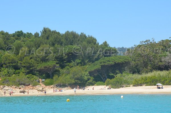 Extrémité de la plage de la Briande dans le Var