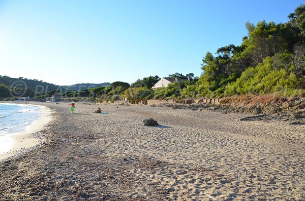 Photo de la plage de la Briande à proximité du Cap Taillat - Var