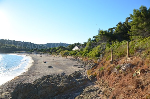 Photo de la plage de la Briande en arrivant par le sentier du littoral par Ramatuelle
